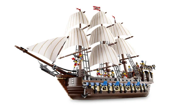 LEGO 10210 Imperial Flagship, Segelschiff, Gesamtmodell unter Segeln
