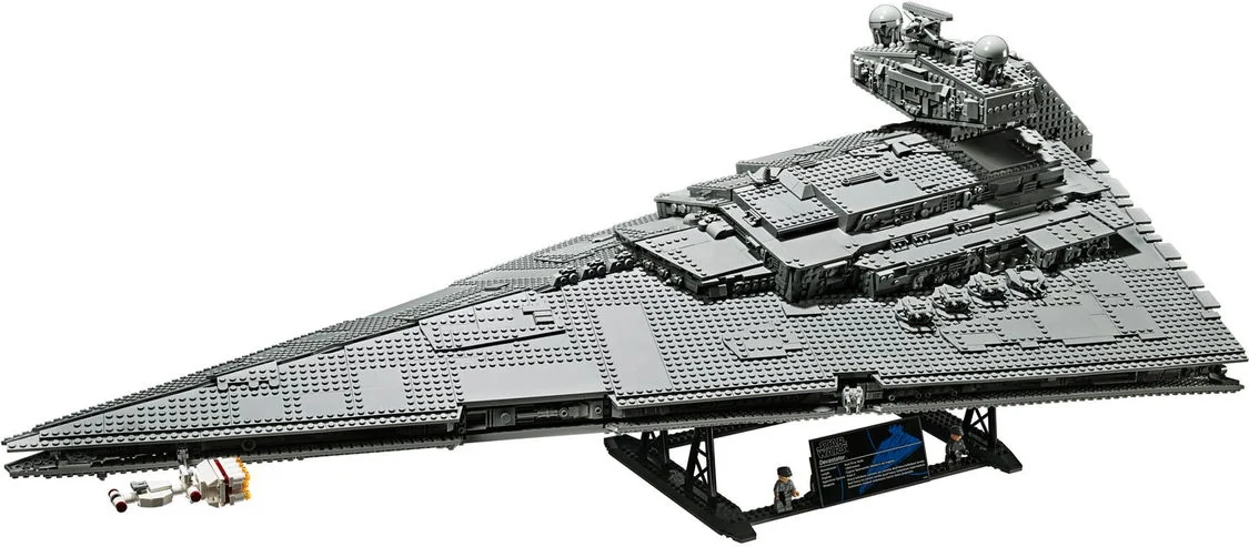 LEGO 75252 Devastator, seitliche Gesamtansicht auf dem Präsentationsständer