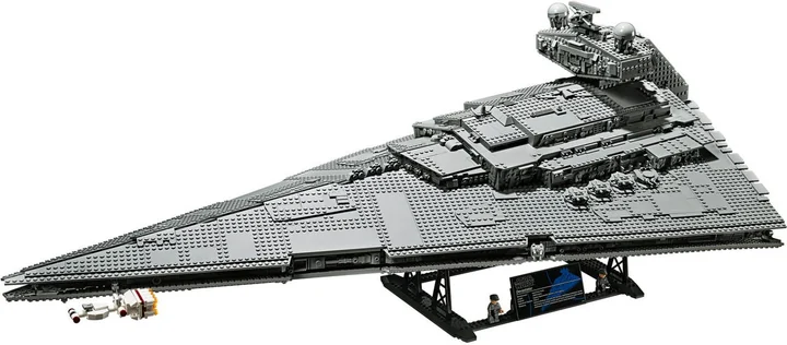 LEGO 75252 Devastator, seitliche Gesamtansicht auf dem Präsentationsständer