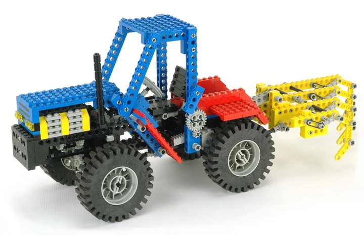 LEGO 8859, Aufgebauter Traktor mit Heckgerät vor hellem Hintergrund, Archivfoto