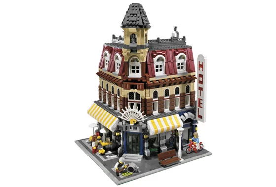 LEGO 10182 Café Corner – Modell schräg von vorn