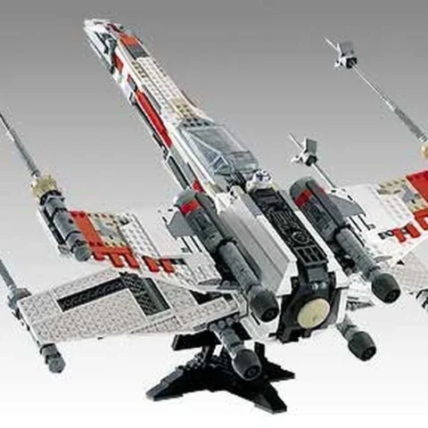 LEGO 7191 UCS X-wing Fighter, Gesamtansicht auf Präsentationsständer – Modellillustration